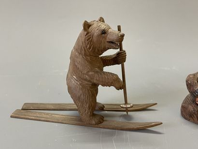 Ensemble de quatre ours en bois sculpté:...