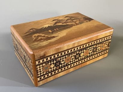 Deux boites en marqueterie de bois à ouverture...