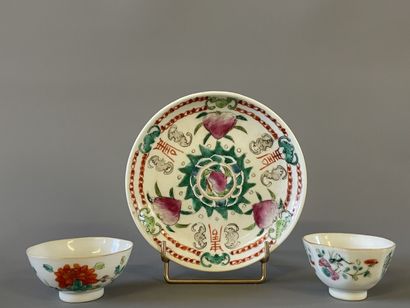 Soucoupe et deux bols en porcelaine de Chine,...