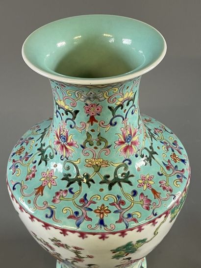 Vase en porcelaine de Chine à décor de scène...