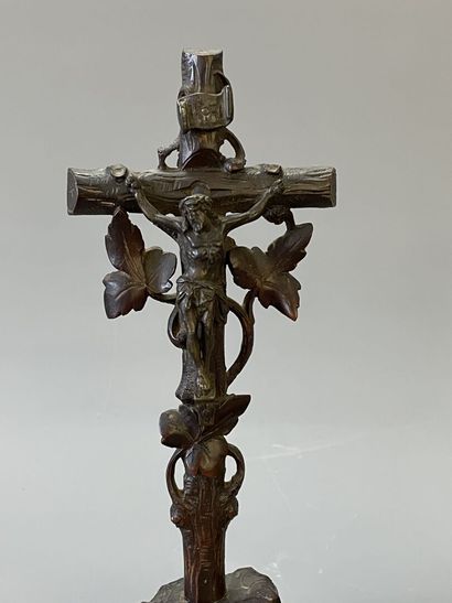 Deux crucifix en bois sculpté un patiné,...