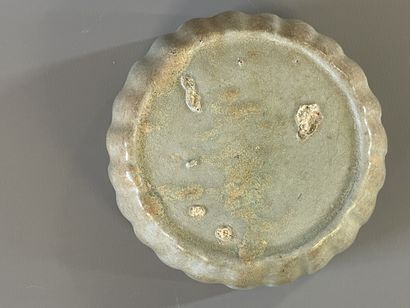 Coupe en grès émaillé. 

H. :3 cm. D. :9,5...