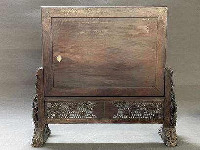 Ecran en bois à décor de scène de vie en...