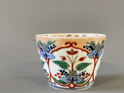 Tasse en porcelaine à décor de végétaux....