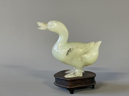 Canard en pierre dure sculpté sur socle en...