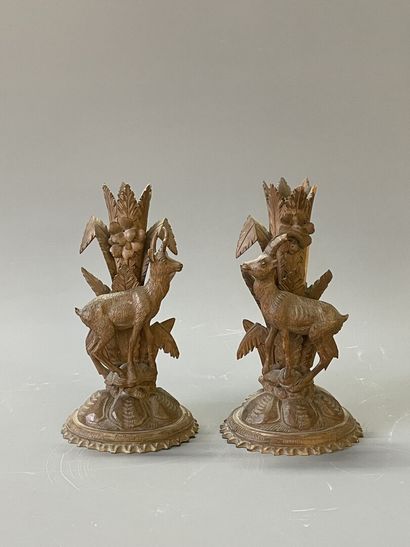 Paire de socles de vases cornet en bois sculpté...