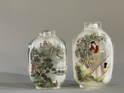 Deux tabatières en verre peint. 

H. :7 cm...