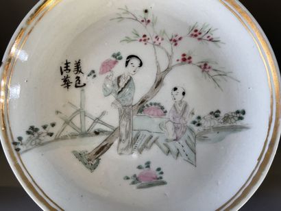 Ensemble de dix soucoupes en porcelaine de...