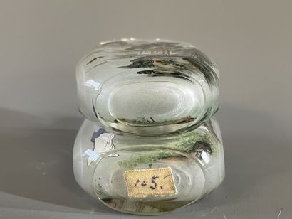 Deux tabatières en verre peint. 

H. :7 cm...