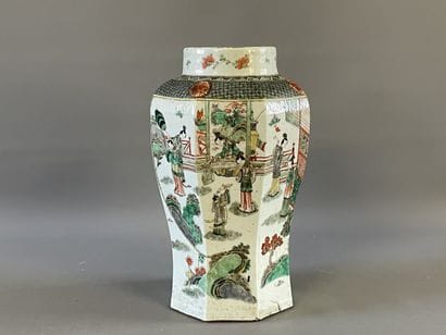Vase à pans coupés en porcelaine de Chine...