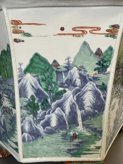 Jardinière en porcelaine de Chine à décor...