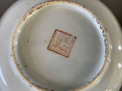 Ensemble de dix soucoupes en porcelaine de...