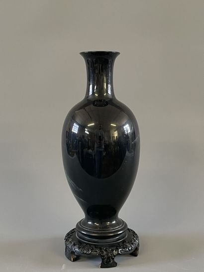 INDOCHINE XX° Vase ovoide en bois laqué d'un...