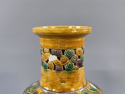 Vase ajouré en grès émaillé. Chine XX°

H....