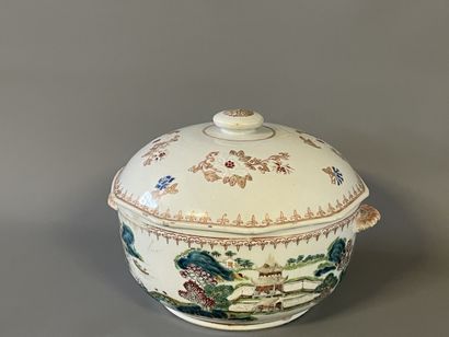 Soupière en porcelaine de Chine à décor de...
