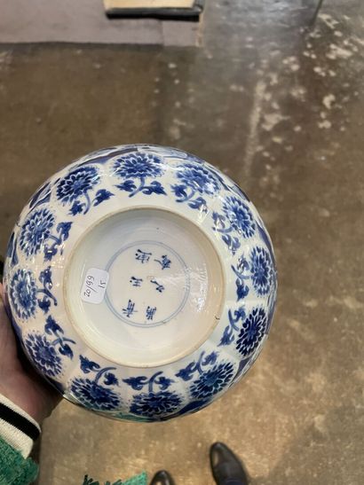 Deux coupes creuses en porcelaine de Chine.

H:...