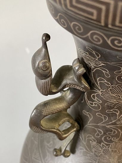 INDOCHINE fin XIX° Paire de vases en bronze...
