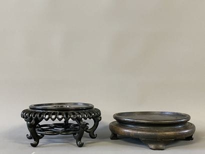 Deux socles en bois sculpté. 

H. :10 cm....