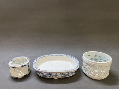 Coupe ovale et deux cache pots ajouré en...
