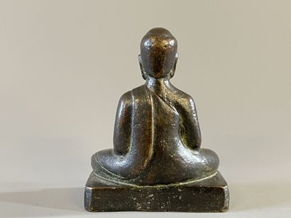 Bouddha en bronze patiné. 

H. :7cm.
