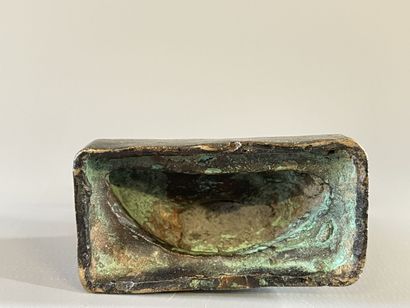 Bouddha en bronze patiné. 

H. :7cm.