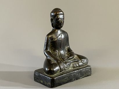 Bouddha en bronze patiné. 

H. :7cm.