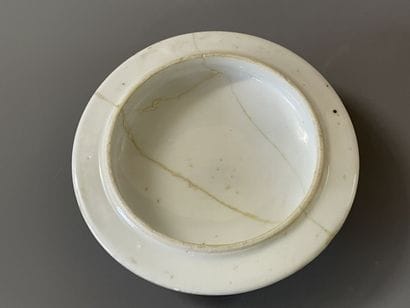 Paire de pots couverts en porcelaine à décor...