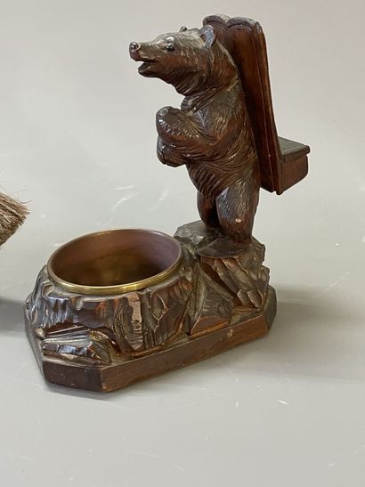 Cendrier pyrogène en boi sculpté à décor...