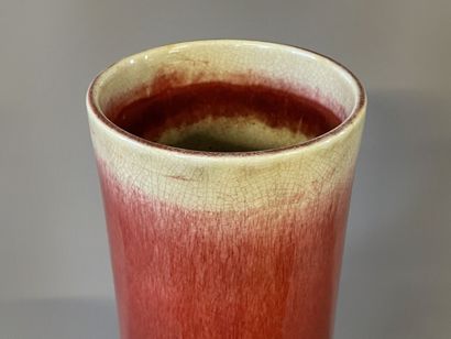 Important vase en porcelaine, émail rouge...