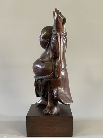 Bouddha en bois sculpté. 

H. :36cm.