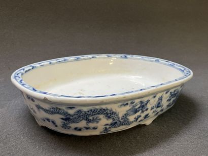 Coupe ovale et deux cache pots ajouré en...