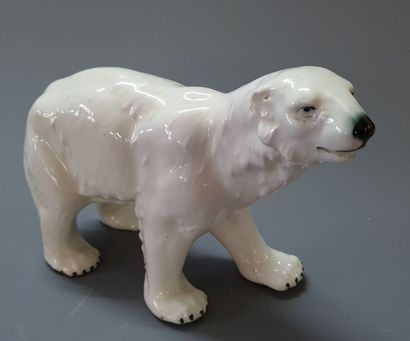 Ours polaire en céramique, émail blanc

Vers...