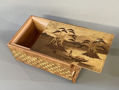Trois boites en marqueterie de bois à ouverture...