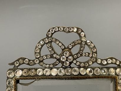 Beau petit cadre en bronze serti de strass,...