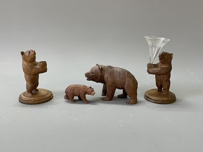 Paire de porte bouquets en bois sculpté figurant...