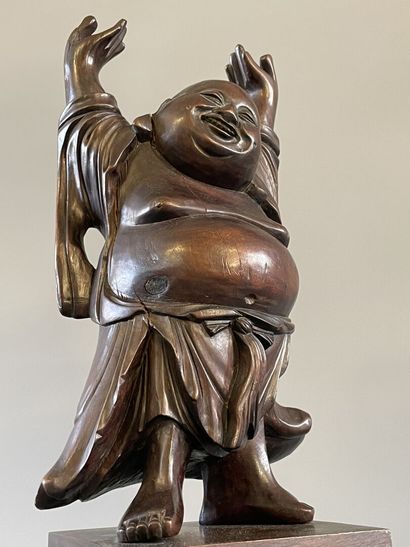 Bouddha en bois sculpté. 

H. :36cm.