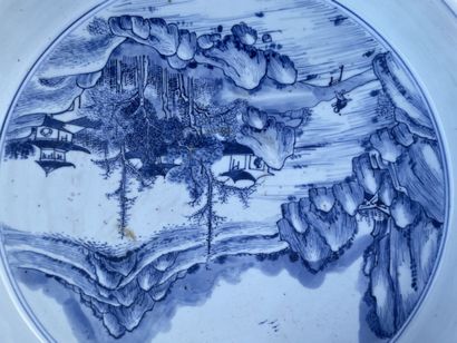 Bassin en porcelaine de Chine à décor de...