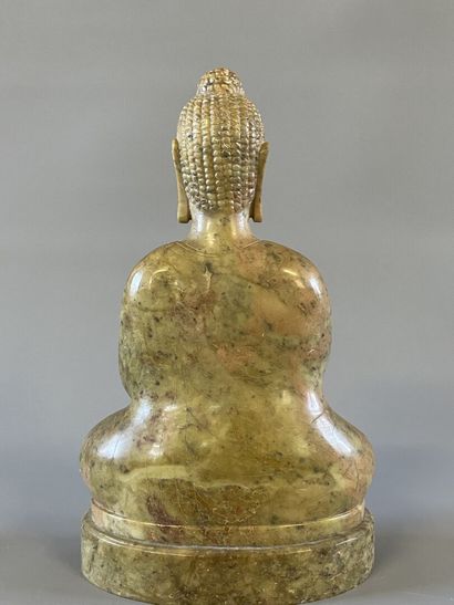 Bouddha en marbre sculpté

H. :29 cm.