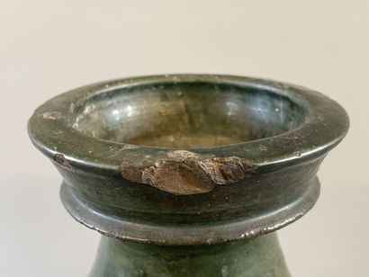 Vase en grès émaillé. 

H. :21 cm. 

Eclats...