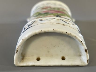 Egouttoir en porcelaine à décor polychrome...