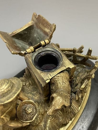 Encrier en bronze doré figurant une scène...