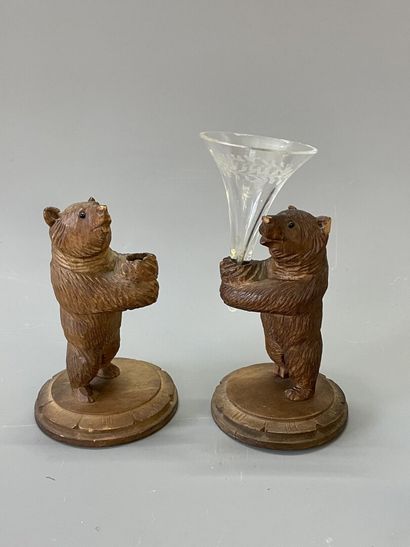 Paire de porte bouquets en bois sculpté figurant...
