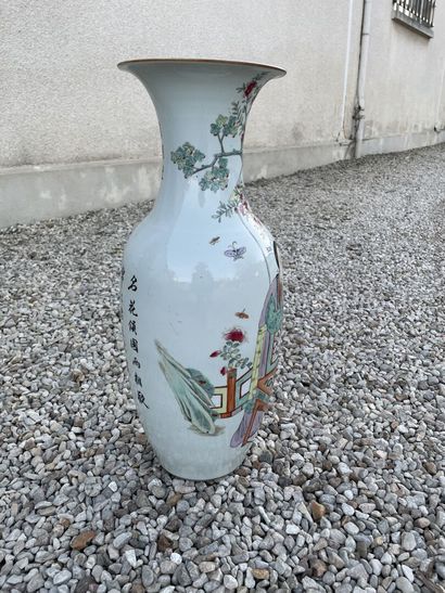 Vase balustre en porcelaine à décor scène...