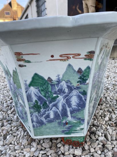 Jardinière en porcelaine de Chine à décor...
