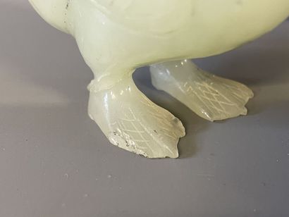 Canard en pierre dure sculpté sur socle en...