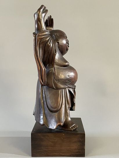 Bouddha en bois sculpté. 

H. :36cm.
