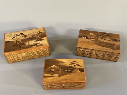 Trois boites en marqueterie de bois à ouverture...