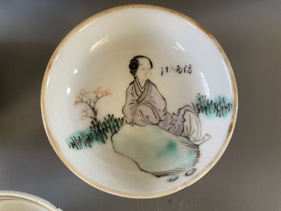 Ensemble de dix soucoupes en porcelaine de...