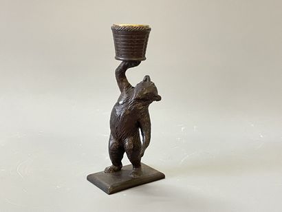Ours dressé en bois sculpté soutenant un...