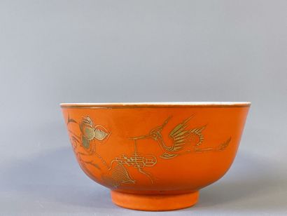 Bol en porcelaine orange à décor doré. 

H....